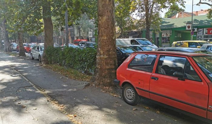 FOTO: Parkiranje u Novom Sadu - problem koji ne može da reši ni "Oko sokolovo", ni više parking mesta