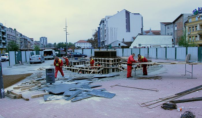 Počelo postavljanje spomenika kralju Petru I na Trgu republike