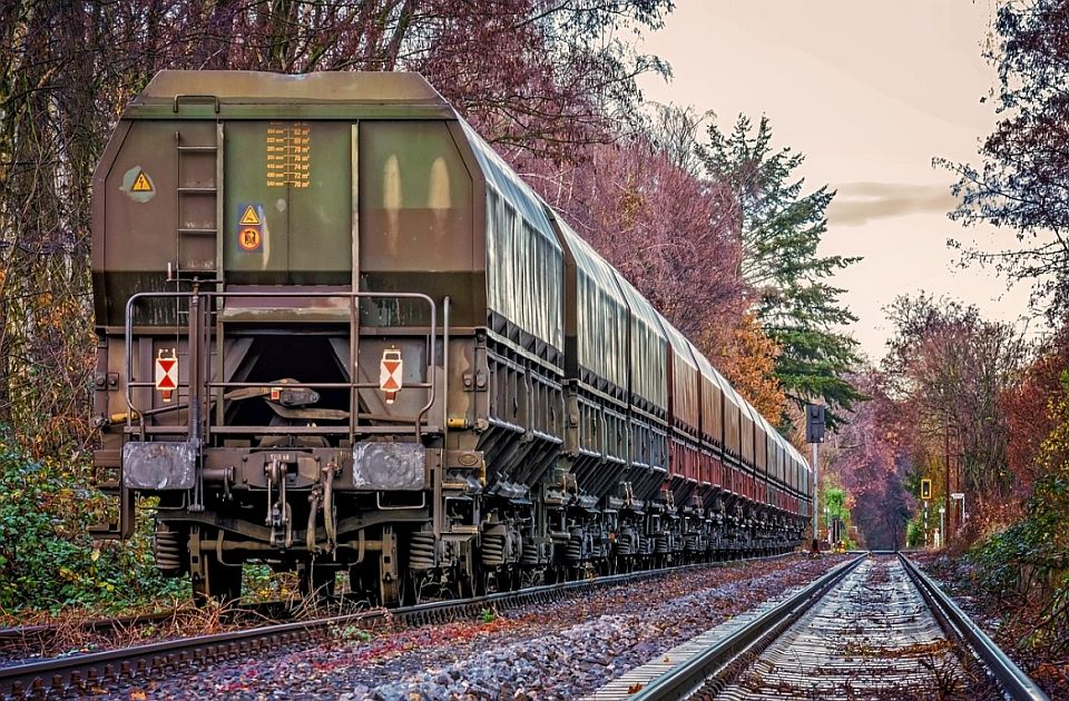 Cisterne sa fosfornom kiselinom ispale iz šine