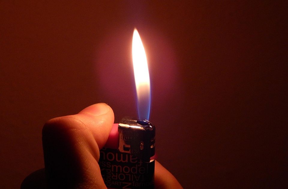 Novosađanin ispred jednog servisa zapalio dva kamiona, vatra se proširila i na treći