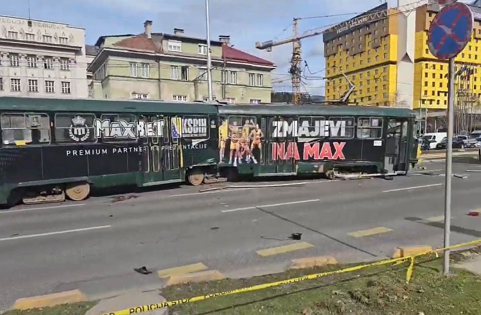 VIDEO Tramvaj iskočio iz šina u Sarajevu: Jedna osoba poginula, devojčici amputirana noga