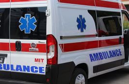 Udes na Mišeluku: Povređen mladić, automobil prevrnut na krov