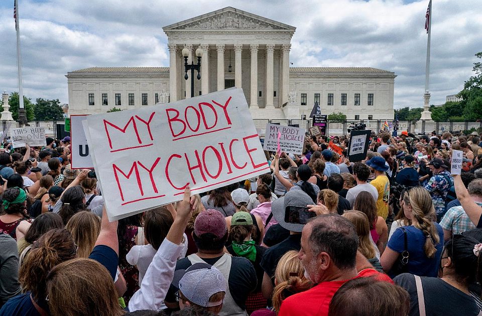 Protesti širom SAD zbog odluke o ukidanju ustavnog prava na abortus, klinike otkazuju termine