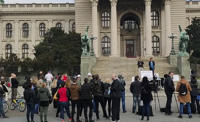VIDEO: Mali preduzetnici protestovali ispred Skupštine Srbije zbog kovid krize