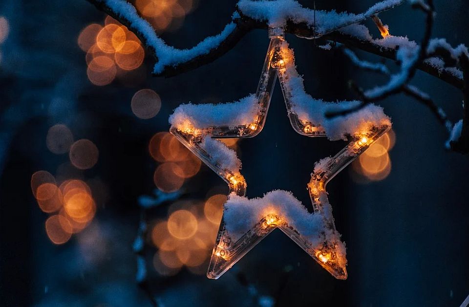 FOTO: Vranje za tri miliona dinara nabavilo novogodišnje ukrase, ocenjeni kao bizarni