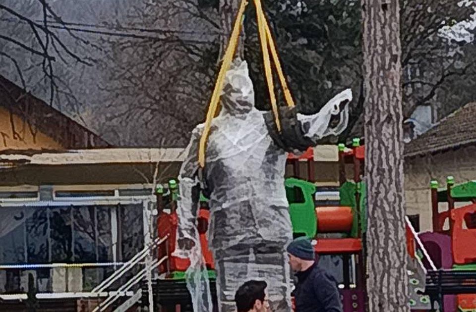 Dragan Marković Palma dobio spomenik u Jagodini