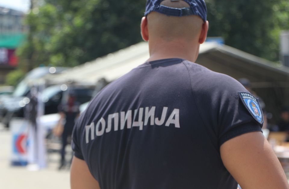 Neprimereno se dodirivao pred decom, pa dečaka udarao motkom