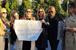Protest ispred ambasade Irana u Beogradu: Mesec dana od ubistva Mahse Amini