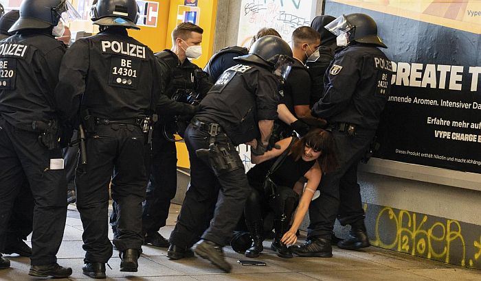Hiljade ljudi na protestima u Nemačkoj protiv restrikcija zbog virusa korona