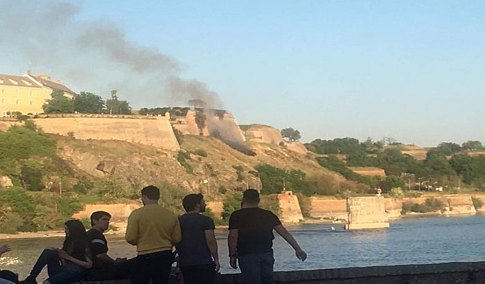 FOTO: Požar na Petrovaradinskoj tvrđavi