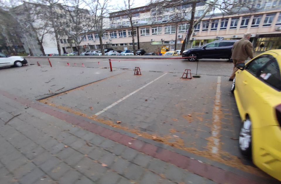 FOTO: Barijerama "okupirali" parkinge u Kampusu, inspekcija će ih ukloniti