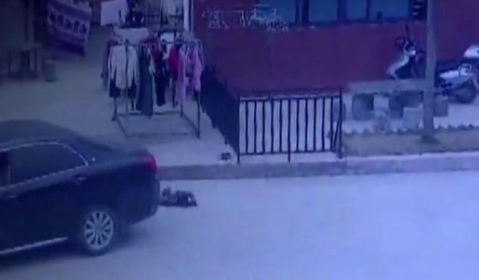 VIDEO: Vozač telefonirao i nije primetio da je pregazio dete