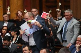 FOTO: Poslanici opozicije na sednicu parlamenta doneli Oskare sa Vučićevim imenom