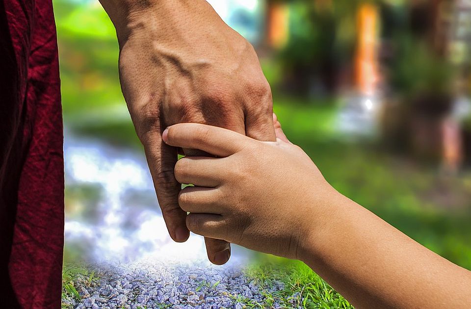Samo obećanja Zakona roditelj-negovatelj: Šta je sporno i zašto se toliko čeka?