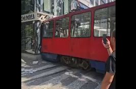 Tramvaj udario u zgradu u Beogradu: Povređeno 14 osoba, među njima i deca
