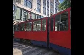 Tramvaj iskočio iz šina u Beogradu, udario u zgradu