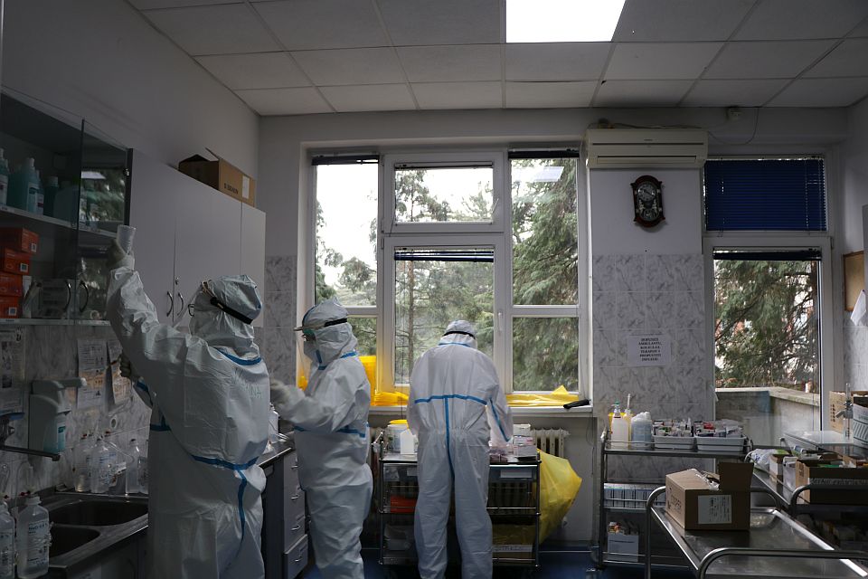 Korona u Srbiji: Gotovo 8.000 novih slučajeva zaraze, 22 osobe preminule 