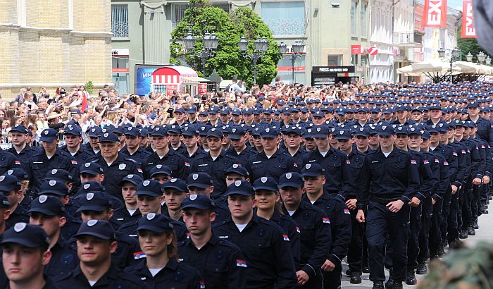 FOTO, VIDEO: Održana promocija preko 700 policajaca i vatrogasaca u Novom Sadu