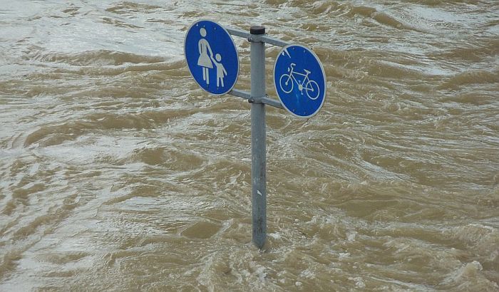 Velike poplave u Nemačkoj, vozač stradao, u prekidu železnički saobraćaj