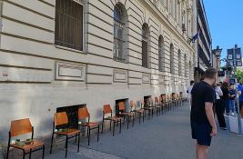 FOTO Protest ispred Ekonomske škole: Ispiti u školi čiji je učenik žrtva pada nadstrešnice 
