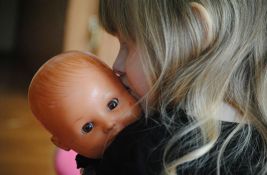 Psihološkinja objašnjava zašto deca vole da svlače lutke