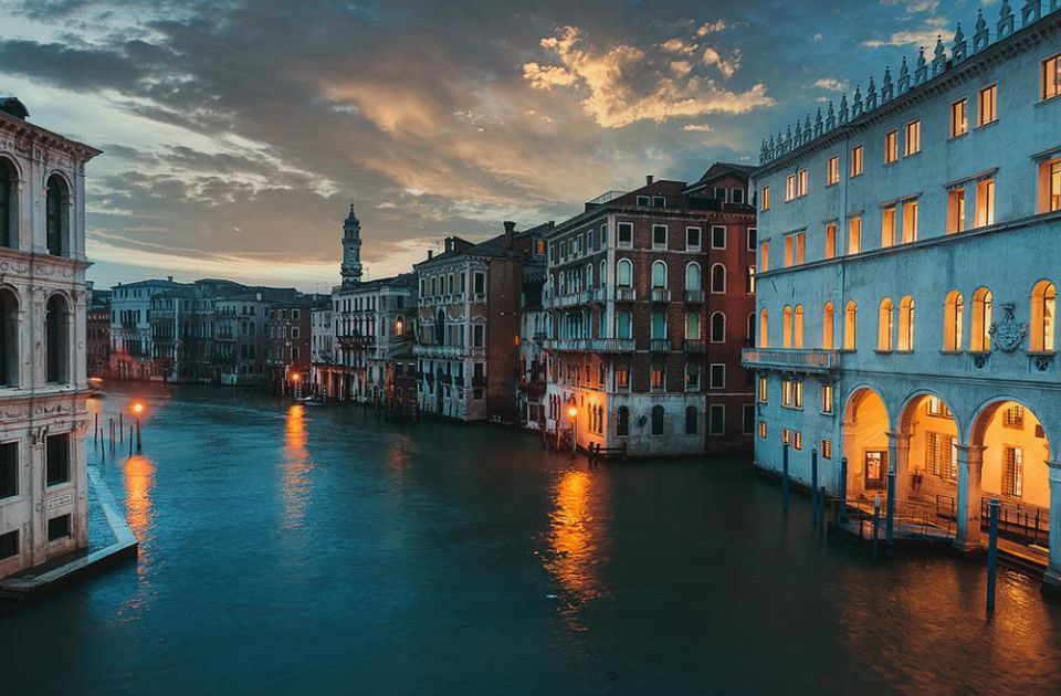 VIDEO: Turista skočio sa krova zgrade u kanal u Veneciji, gradonačelnik mu poručio da je kreten