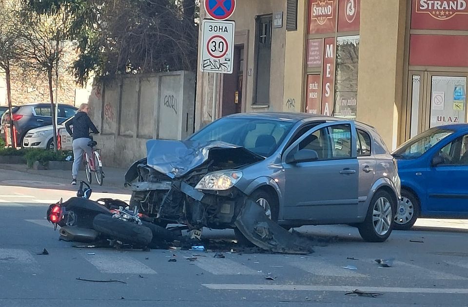 FOTO: Motociklista povređen u teškom udesu kod Žitnog trga, prevezen na reanimaciju Urgentnog centra