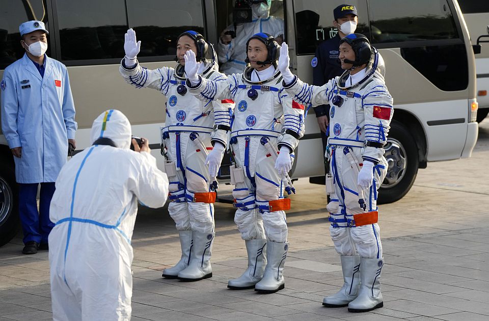 VIDEO: Kina poslala još tri astronauta na svoju svemirsku stanicu, među njima prvi put i civil