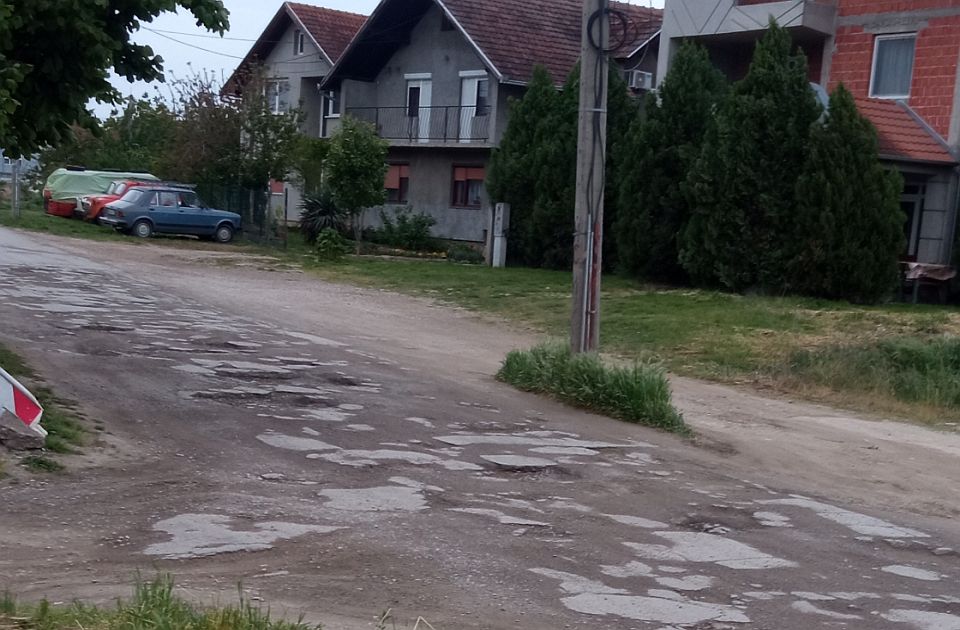FOTO Ekstremni sport je proći ovu ulicu na Adicama: Novosađanin se pita kad će dobiti asfalt