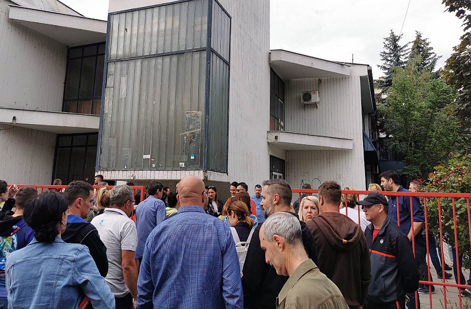 Dete ostalo samo u školi nakon dojave bombe, roditelji protestovali ispred Prve vojvođanske brigade