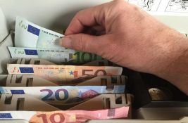 Zaposlenima u javnim službama na Kosovu pomoć od 50 evra, penzionerima 100 evra - zbog inflacije