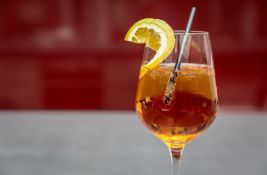 Kako se pravi Aperol Spritz: Donosimo recept za omiljeno piće ove sezone