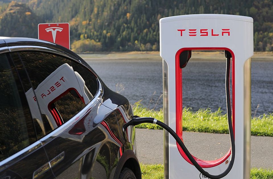 Isti Tesla se već dva meseca puni na punjaču u Amsterdamu