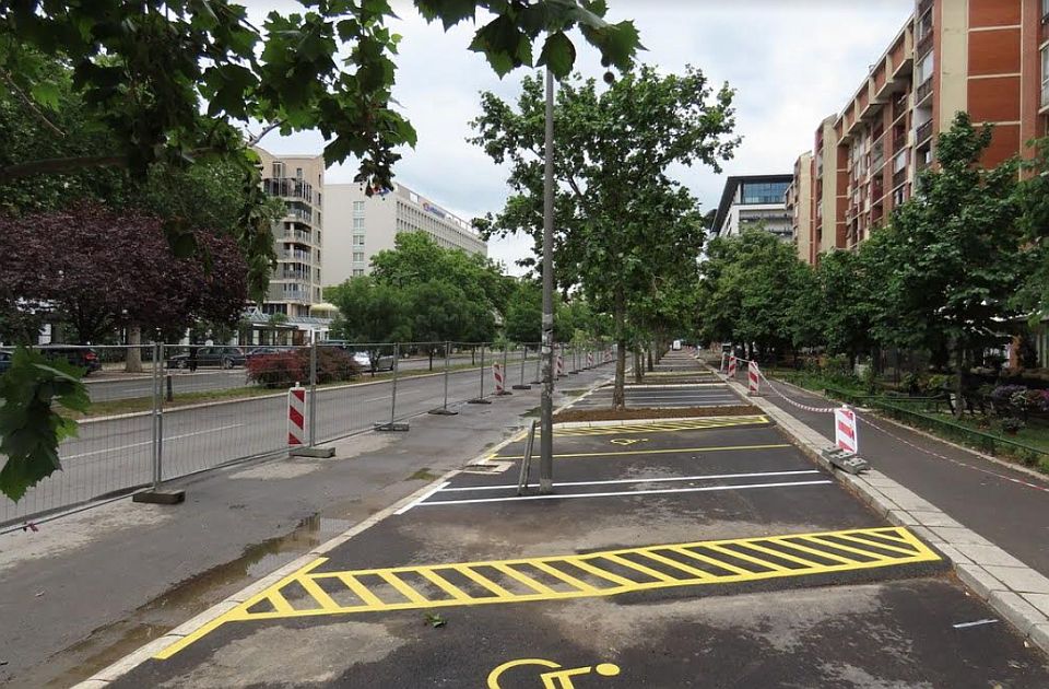 FOTO: Završena rekonstrukcija parkinga u delu Bulevara oslobođenja, obnovljena 132 parking mesta