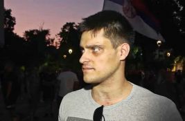 FOTO: Priveden student s fotografije koja je jedan od simbola protesta