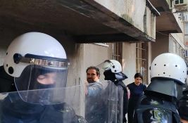 FOTO, VIDEO Kod blokiranog novosadskog suda priveden pokrajinski poslanik Radivoje Jovović