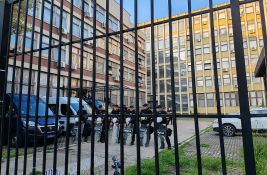 FOTO Počela blokada novosadskog suda: Na ulazima građani i studenti, tu je i policija u punoj opremi