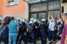 FOTO, VIDEO Blokiran novosadski sud: Stigao novi kontigent policije, izgurali građane sa sporednog ulaza