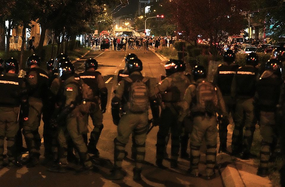 Na jučerašnjem protestu u Beogradu 16 uhapšenih, Dačić kaže da je bilo "najviše 2.400 blokadera"
