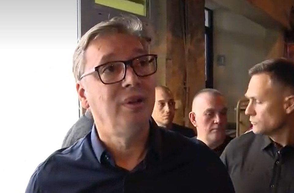 VIDEO: Građani uz povike "ua" i zviždanje ispratili Vučića kad je obišao demolirane prostorije SNS VIDEO: Građani uz povike "ua" i zviždanje ispratili Vučića kad je obišao demolirane prostorije SNS
