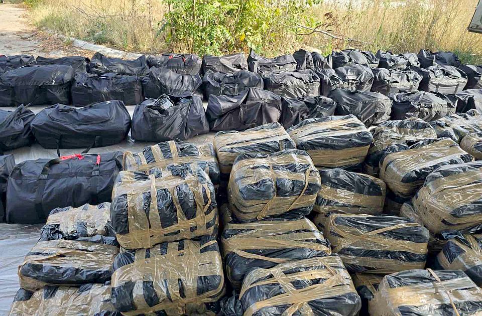 FOTO: Zaplenjene dve tone marihuane, uhapšena dvojica
