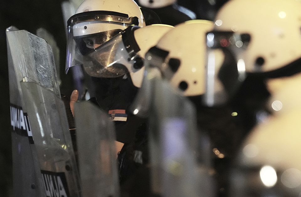 FOTO: Priveden student s fotografije koja je jedan od simbola protesta