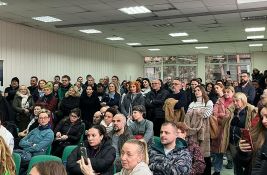 FOTO, VIDEO Roditelji ispred novosadskih škola: Proglašavaju se obustave do petka