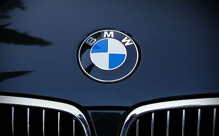 Otkriveno groblje 3.000 BMW vozila, zbog soli ostavljena da propadaju