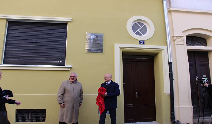 FOTO: Na kući u centru Novog Sada postavljena spomen-ploča Slobodanu Jovanoviću