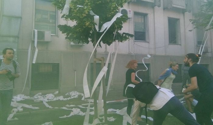 FOTO: Aktivisti gađali zgradu RTV toalet papirom