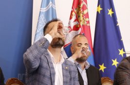 Mićin rekao da je voda u Novom Sadu bezbedna, pa iskapio celu čašu