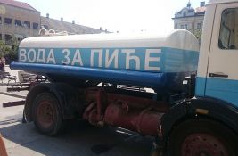 Posle više od dve nedelje bez pijaće vode: Postavljena cisterna sa pijaćom vodom u centru Beočina 