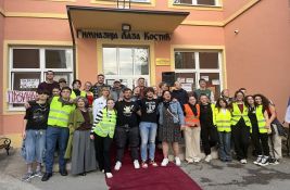 Maturanti Lazine gimnazije i studenti biciklisti na javnom času: Ljubav dala 