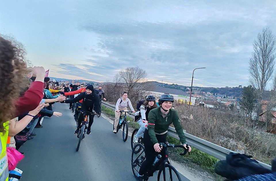 Beogradski srednjoškolci sutra kreću biciklima u Novi Sad